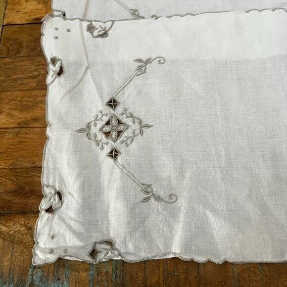 Placemat Set of 4 11 x 17" White Linen Cutwork Gray Embroidered - Picture 2 of 6